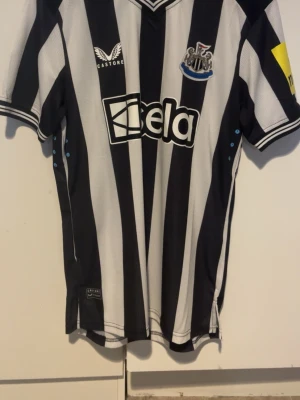 Newcastle United matchtröja Isak 14 - Newcastle united hemma tröja från säsongen 24/25 men Isak 14 på ryggen. Lite mindre i storleken. Cond 9/10. Replika!