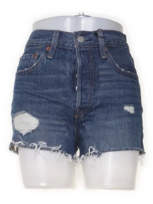 Levi's blå denimshorts med slitningar - Säljer ett par klassiska blå denimshorts från Levi's med hög midja och råa, fransiga benslut. Shortsen har slitna detaljer framtill och femficksmodell. Perfekta för sommaren