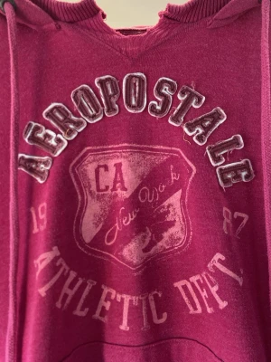 Y2K hoodie - En vinröd Aeropostale hoodie i fint skick. Storlek S. Hör av er med frågor!❤️