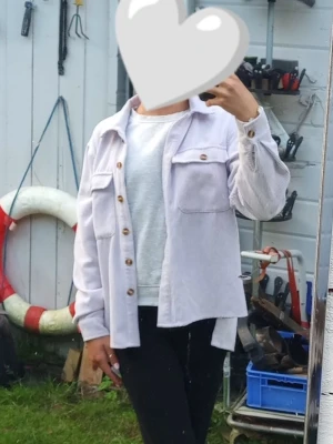 Lila kappa - Säljer denna lila kappan ifrån Zalando. Nypris: 499:-