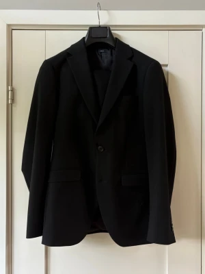 Svart kostym - Svart kostym från Brothers. Använd vid ett tillfälle så iprincip helt ny i skick. Nypris 3899kr. Säljer den nu för ett väldigt bra pris: 1300kr. Storlek 46