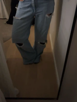  byte!!  - Jag hade velat byta mina sånahär jeans från Zara i strl 36 till 38! Jättebra skick förutom bara en liten fläck, köpte här på Plick så ja men annars jättebra skick!❣️
