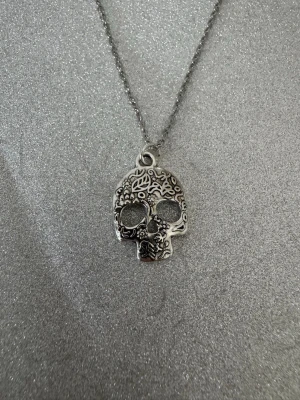 Halsband döskalle - Halsband som inte är i äkta silver/guld. Kedja är oftast 50cm men kan ibland komma i 45cm. Kedja är rostfritt stål, berlock oftast i zinklegering men kan även det i vissa fall vara rostfritt stål. Be gärna om mått på berlock om detta är viktigt då bilderna är missvisande när det gäller hur stora dom är! 🌹❤️  Allt är nytt även om de kan stå ”mycket bra skick” , detta mest för att Vinted inte ska fundera på varför jag bara har nya saker .  Bud accepteras inte 🥰🌹