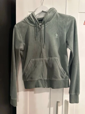 Juicy couture zip hoodie - Snygg juicy couture Classic Velour Robertson Zip Hoodie Chinois Green. Helt oanvänd endast provad en gång, den är härligt varm och gosig 