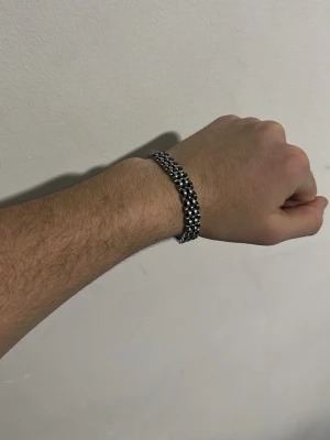Silvrigt länkarmband i metall - Snyggt armband i silverfärgad metall med klassisk länkdesign. Armbandet har en stilren och tidlös look som passar till många olika stilar. Perfekt accessoar för dig som gillar minimalistiska smycken med lite edge.