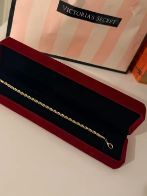 Guld Armband Cordell - Helt ny aldrig använd. Rostfritt stål. Justerbar.