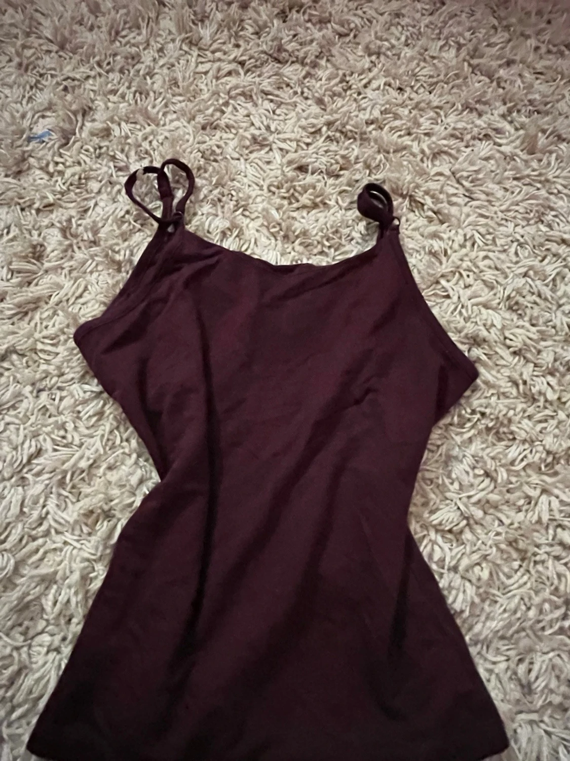 Vinröd linnetopp med spetsdetalj - 2