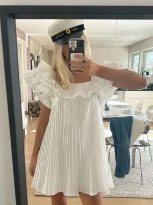 Vit plisserad volangklänning från Zara - Sjukt populär och eftertraktad klänning från Zara! 💓💓så fin att ha på studenten eller liknande!!  kontakta vid frågor annars är det bara att klicka på köp!!💓