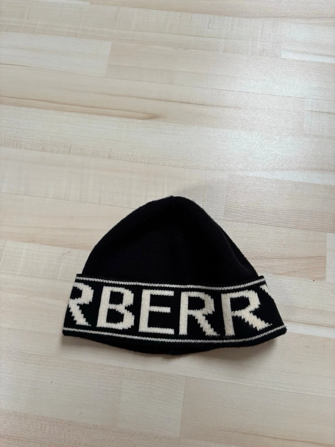 Svart mössa med logga - 1