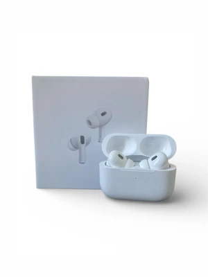 AirPods Pro (2nd generation) - Apple AirPods Pro (2nd generation) trådlösa hörlurar med aktiv brusreducering och laddningsetui. Komplett med originalförpackning. Viss yttre smuts och mindre repor synliga på etuiet, men i gott skick och fullt fungerande.