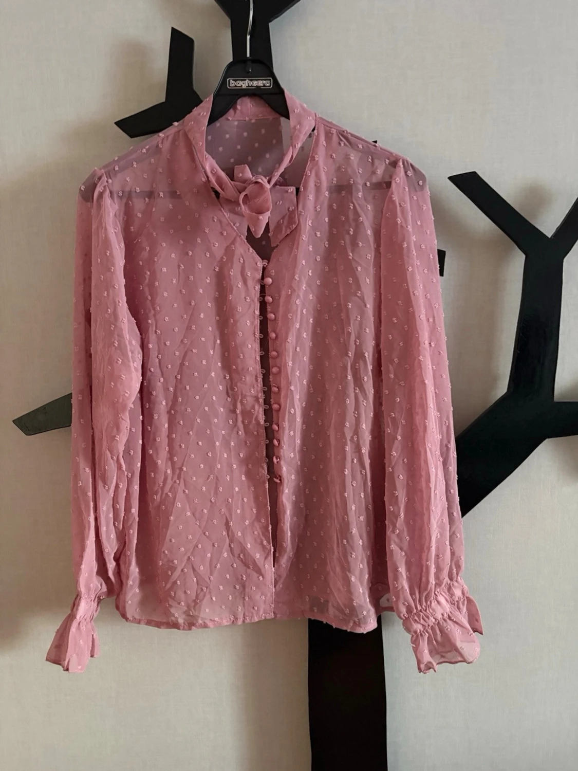 Rosa prickig blus med knytband