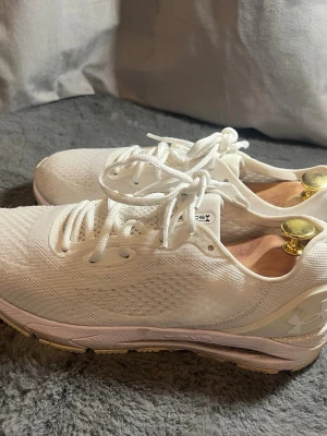 Vita sneakers från Under Armour - Snygga vita sneakers från Under Armour med mesh-överdel och klassisk snörning. Skorna har en sportig vibe och är riktigt lätta och bekväma. Perfekta för dig som gillar stilrena och fräscha sneakers till vardags. Pris kan diskuteras 