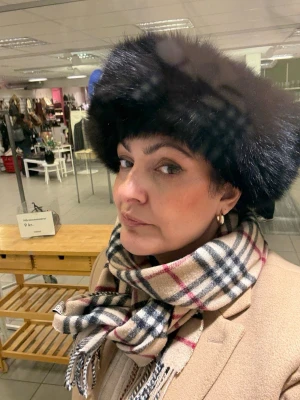 Svart pälsmössa i klassisk modell - Säljer en snygg svart pälsmössa med rund form och fluffig finish. Mössan har en lyxig känsla och passar perfekt för kalla dagar. Materialet är päls, vilket ger både värme och stil. 