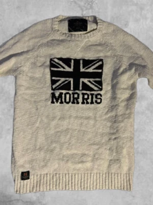 Vit Morris tröja - Säljer nu en vit stickad Morris tröja, kontakta vid frågor!