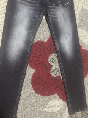 Svarta skinny jeans från Dsquared2 - Snygga svarta Dsquared2 jenas, helt nya passar som 31 och 32 också, ser bättre på riktiga livet än vad det gör på bilderna