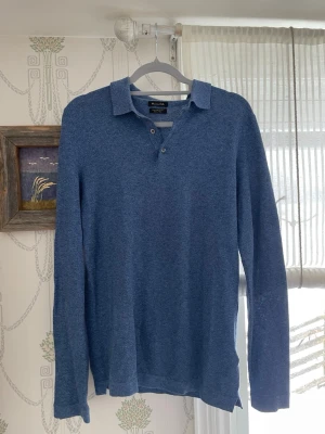 Massimo Dutti tröja - Säljer nu en otroligt skön tröja i kaschmir. Inga defekter. Snygga knappr vid halsen och slutet på ärmarna. Strk S, normal i passformen. Jag på bild är 180cm lång. Är du inte nöjd med priset kan du alltid lämna prisförslag, hör gärna av dig om du har frågor. Följ mig för att få 20% rabatt