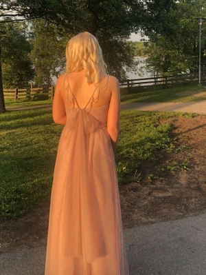 Balklänning - Säljer min balklänning som endast är använd en gång. Är helt kär i den men den passar inte längre. Är lite insydd och uppsydd, kan fixa mått vid efterfrågan. Köpte den för ca 3500-4000kr. Klänningen är ifrån designern Alfred Angelo.  Kolla gärna in min profil för att köpa i bundle.💗