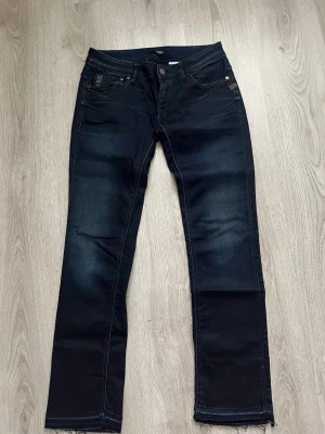 Mörkblå jeans från G-Star RAW - Snygga mörkblå jeans från G-Star RAW med klassisk femficksdesign och raka ben.