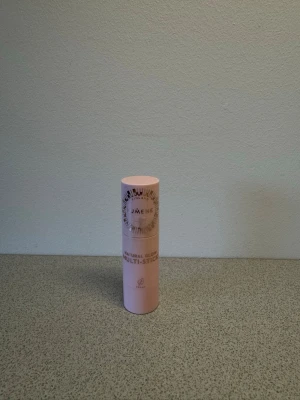 Lumene Natural Glow Multi-Stick - Lumene Natural Glow Multi-Stick är en n mångsidig produkt i praktisk form som kan användas för att skapa makeup-looker på kinder, läppar och ögonlock.  Lumenes Multi-Stick har en krämig konsistens och du kan använda det för att med en svepning ge en sammetslen färgklick som enkelt kan tonas ut i huden. Kanske inspirerar det dig att prova nya "looks" med din makeup. Berikad med lystergivande nordiska hjortron. Vegansk.💓