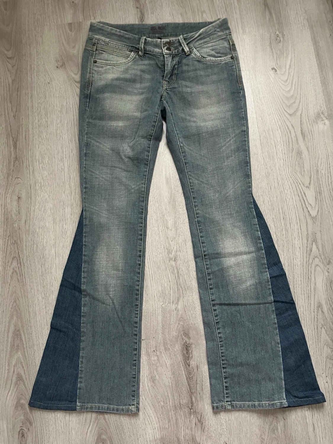 Tvåfärgade bootcut jeans med utsvängda ben