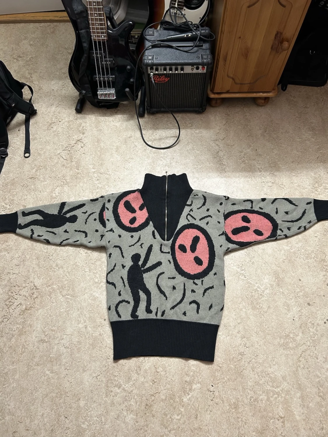 Grå stickad tröja med grafiskt mönster