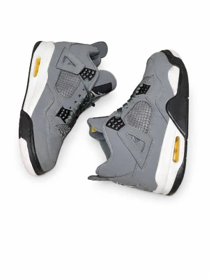 Nike Air Jordan 4 grey - 📍pris kan diskuteras vid snabba affärer .                                                                               Säljer massa skor och kläder för har flyttat och vill bli av med saker 