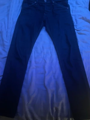 Mörkblå raka jeans från Jack&Jones - Snygga mörkblå jeans från Jack&Jones med klassisk femficksdesign och raka ben. Jeansen har normal passform och är tillverkade i slitstarkt denimtyg. Perfekta för en stilren och enkel look. Vet inte varför de ingen tag fick dem så.