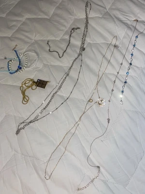 Mixade smycken - Säljer flera smycken! Ingen av dem är i äkta silver eller guld. De flesta av dem är köpa utomalnds.  Ge förslag på pris! :) går att köpa styckvis OBS 50kr  är inte paketpris! 