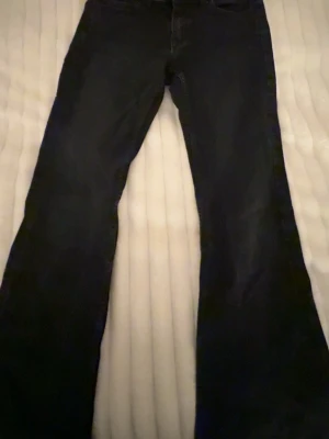 Svarta bootcut jeans - Svart jeans från Gina tricot. Använda ganska mycket. Storlek 158 