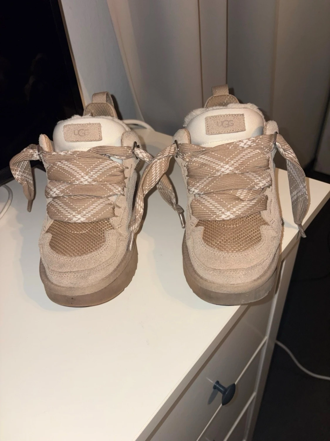 Beige sneakers från UGG med snörning