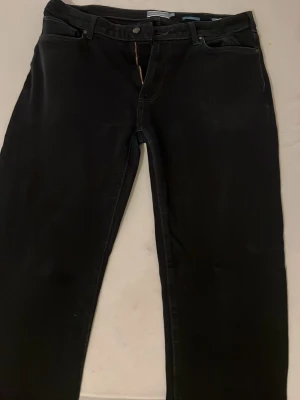 Svarta straight jeans från Dressman - Sköna slimfit dressman jeans, fortfarande i bra skick och kan lätt användas i minst i 1 år