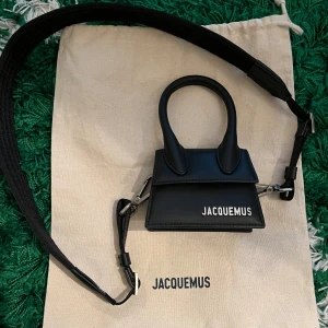 Jacquemus väska - Köpt på Farfetch för något år sedan och knappt använd. Ny pris runt 5000. 