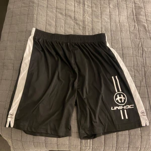 Träningsshorts  - Ett par shorts från unihoc. Använda 1 gång! Både för män och kvinnor