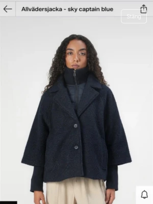 Mörkblå Tom tailor jacka  - Snygg mörkblå teddyjacka med bred krage och två stora knappar framtill. Aldrig använd och slutsåld på hemsidan. 