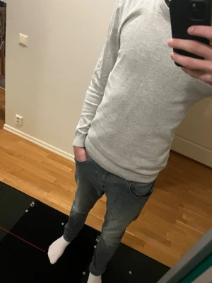 Ljusgrå tröja från Bläck - Riktigt fet ljusgrå tröja från Bläck. Tröjan har rund halsringning och långa ärmar. Tröjan passar till det mesta, alltså väldigt enkel att matcha. Inte använd så mycket och i väldigt bra skick, inga tecken på användning