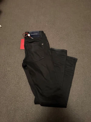 Svarta jeans från Tramarossa - Säljer nu minda sjukt snygga tramarossa jeans. Jeansen köptes förra året och användes sparsamt därav det grymma skicket. Sparsamt använda. Storlek 30. Vid minsta fråga eller fundering tveka inte på att höra av dig. 