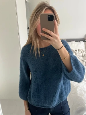 Stickad tröja  - Blå finsticlad tröja i lite kortare armar💙🩵