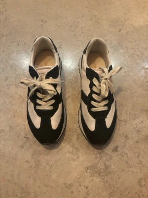Gant Sneakers - storlek 37 - Snygga sneakers från Gant. Fint skick då de är knappt använda. Perfekt till vår/sommaren