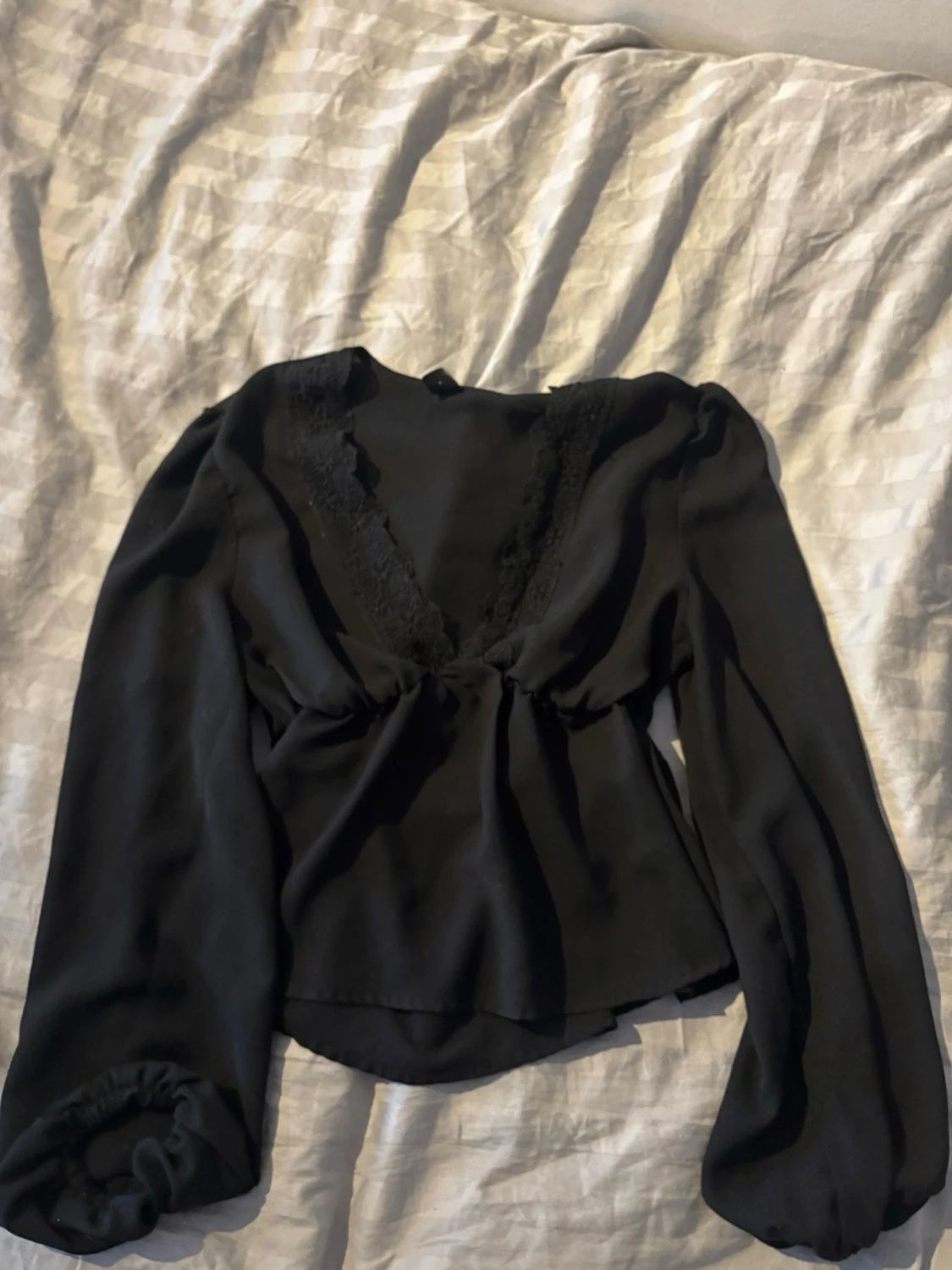 Svart omlottopp med spetsdetaljer - 1