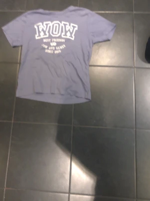 Ljuslila WOW t-shirt med tryck - T-shirt i ljuslila med stort vitt WOW-tryck på ryggen och texten 'Best friends and band since 2014'. Klassisk passform och korta ärmar. Perfekt för dig som gillar statement-plagg och vill sticka ut lite extra.