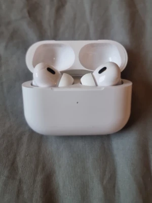 Nya apple airpods pro gen 2 - Säljer ett par vita Apple AirPods Pro gen 2. Nyskick, oanvända
