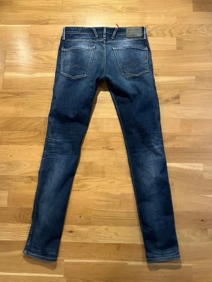 Replay Anbass - Jeans  - Sköna Anbass, fin tvätt | Storlek: 31/34, midjemått är 42 cm och benlängd 108 cm | Skick: Mycket bra skick, inga defekter. | Kom privat vid frågor, allt gott |