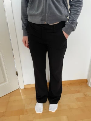 Lågmidjad kostymbyxa  - Använd ett fåtal gånger, köpt från Lindex i storlek 158 men passar mig som är 156cm lång och bär xs Pris kan diskuteras