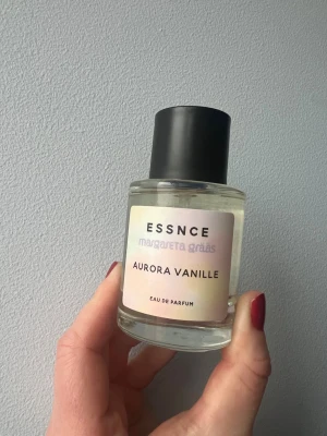 Aurora Vanille parfym från Essnce - Aurora Vanille Eau de Parfum från Essnce x Margareta Grääs. Doften har tydliga inslag av vanilj och passar dig som gillar söta, mjuka parfymer. Endast testad.