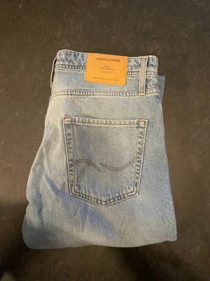 Jack & Jones jeans (loose chris) - Säljer ett par ljusblåa Jack&Jones jeans med snygg tvätt, storlek 31/32, straight fit. Mycket bekväma jeans och är lite stretchiga. Mycket fint skick där de har använts fåtal gånger.                                Nypris 800kr                                                    Mått: A=41cm B=76cm C=104cm D=18cm      Fråga gärna om fler bilder eller om det är något ni generellt undrar!                                                     Checka in profilen för liknande jeans!