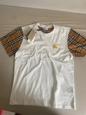Vit Burberry t-shirt - Vit Burberry t-shirt