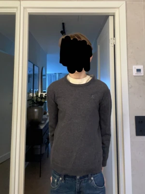 Grå stickad tröja Tiger of Sweden - Storleken står L men det är ungefär 152/160 för den krympt i tvätten nypris är 1200 men mitt pris 500 kan gå ner vid snabb affär Mjuk och stilren grå stickad tröja från Tiger of Sweden. Tillverkad i fin italiensk ull, rund halsringning och ribbade muddar vid ärmslut och nederkant. Perfekt för lager på lager och enkel att matcha med jeans eller chinos.