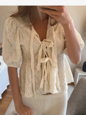 Krämvit blus med knyt framtill - Säljer blus i krämvit🤍