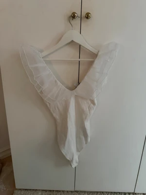 Body med volanger  - Sååå snygg body, aldrig använd!!🩷