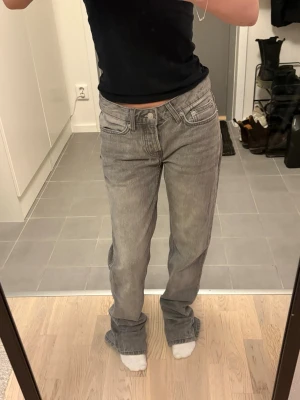 Dam grå icon jeans - Säljer ett par grå Icon Jeans från Lager 157 i storlek XXS. Jeansens skick är bra och de är sparsamt använda. Hör gärna av dig om du har några frågor eller vill se fler bilder!